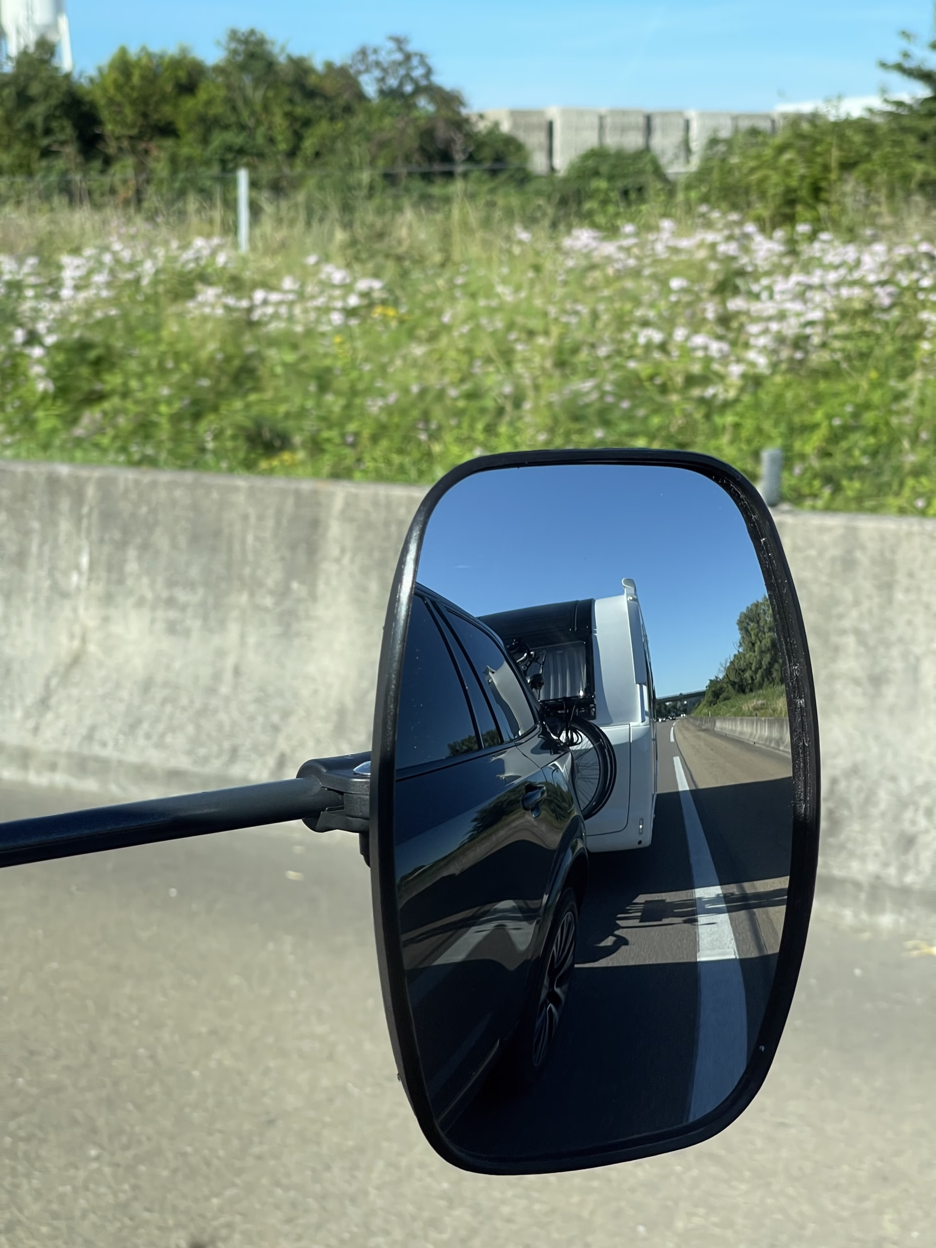 Onze Emuk caravanspiegel set gemonteerd – superstabiel en breed zicht