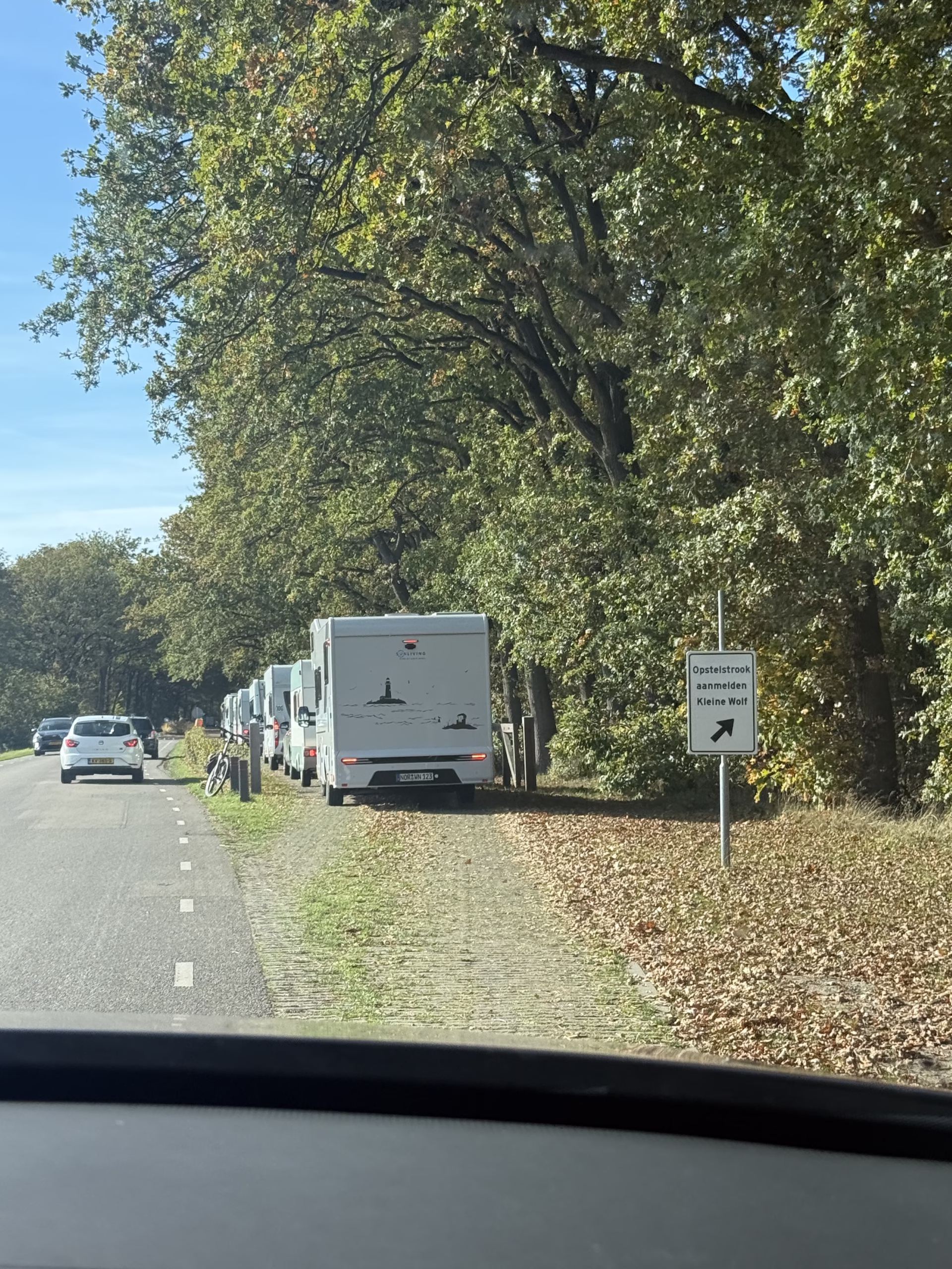 Opstelstrook aanmelden De Kleine Wolf met campers achter elkaar