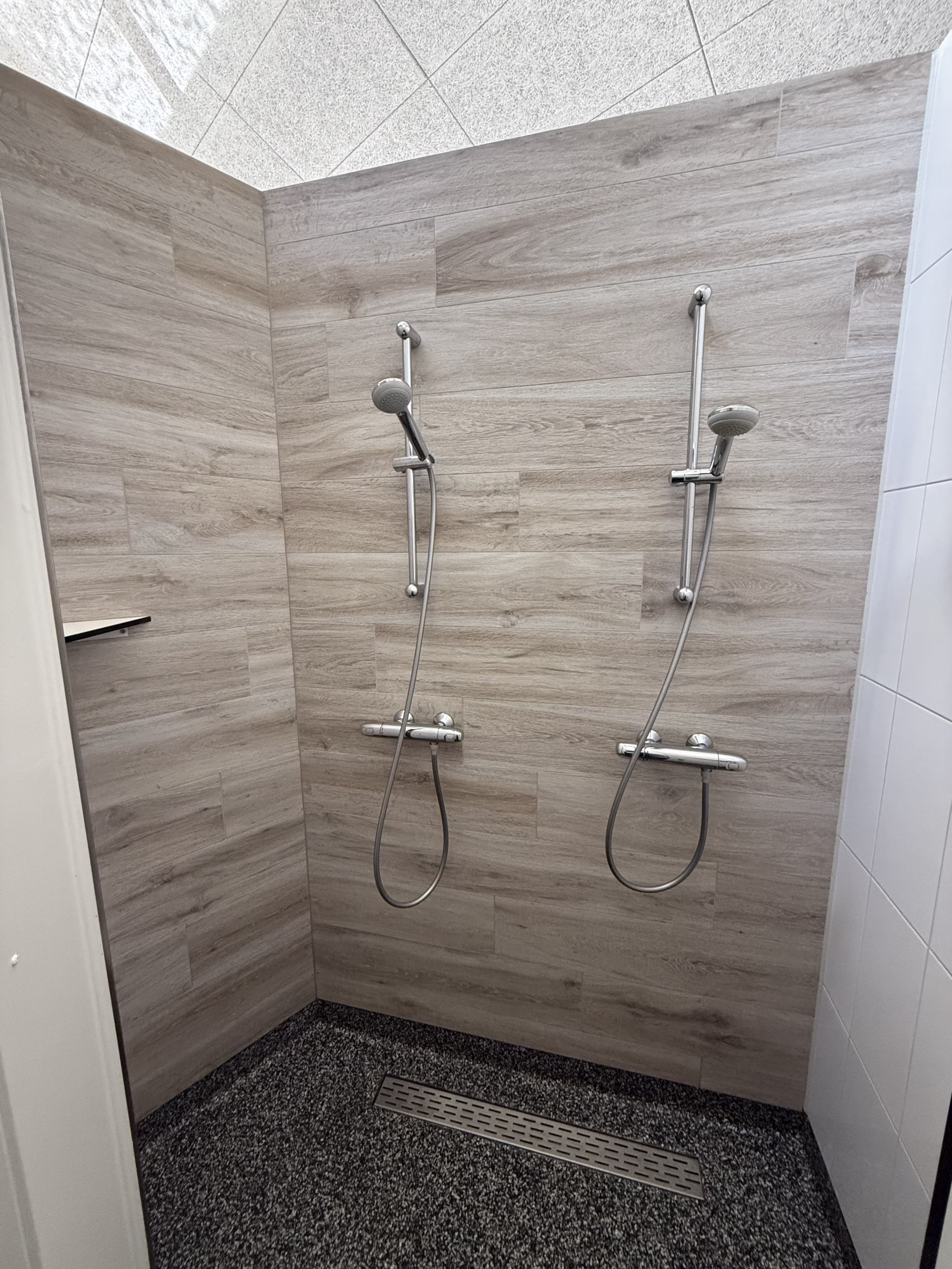 Dubbele familiedouche met houtlook wanden
