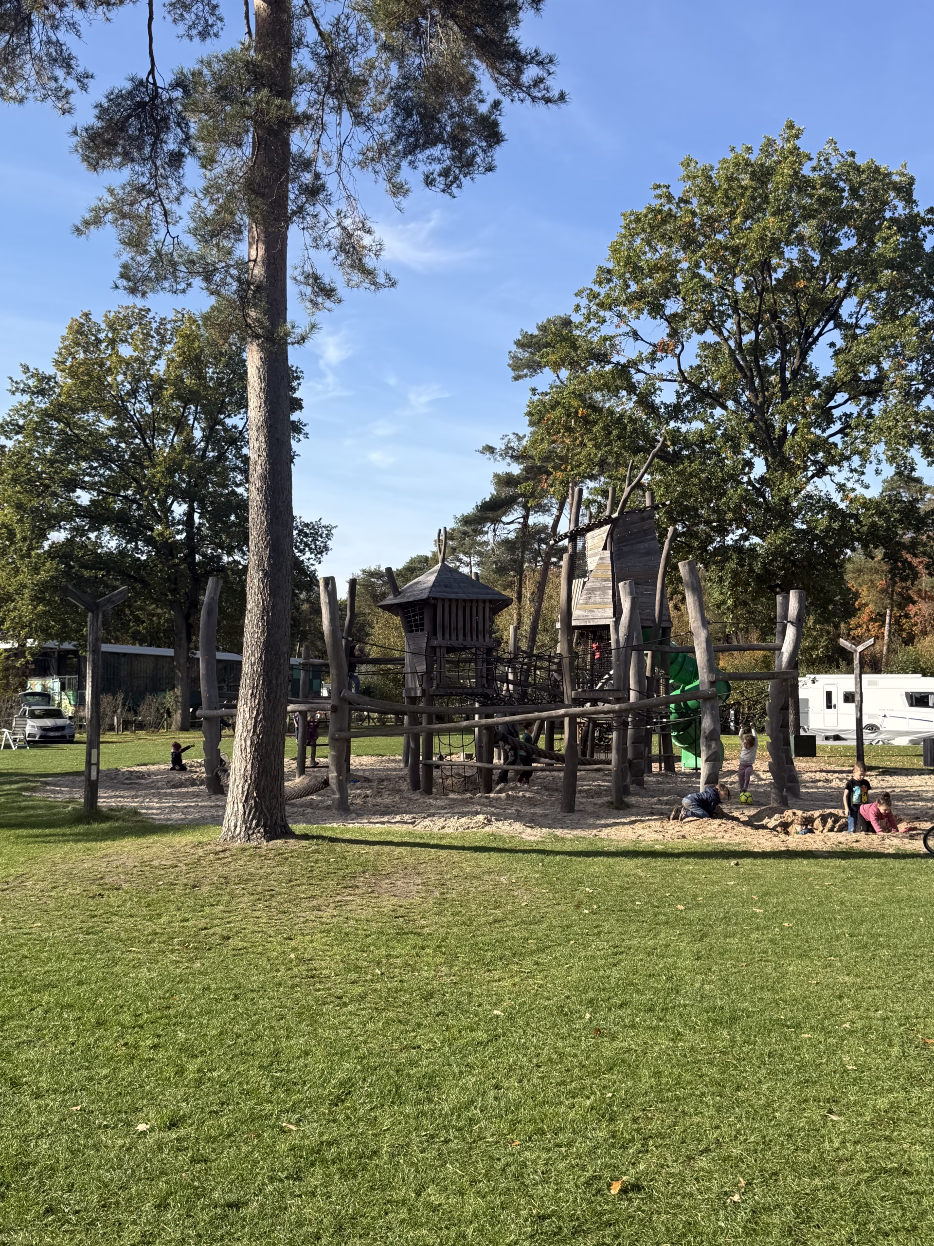 Speeltuin met klimrekken en touwen op grasveld