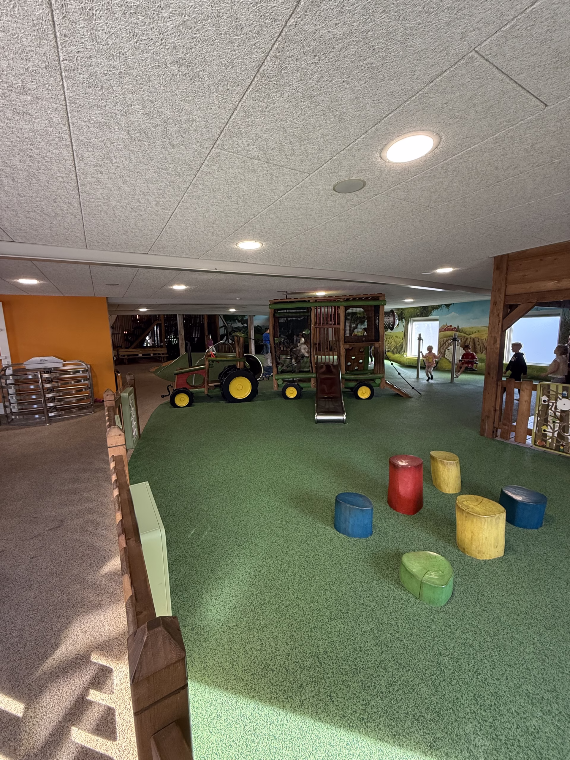 Kinderzone met klein tractor-speeltoestel