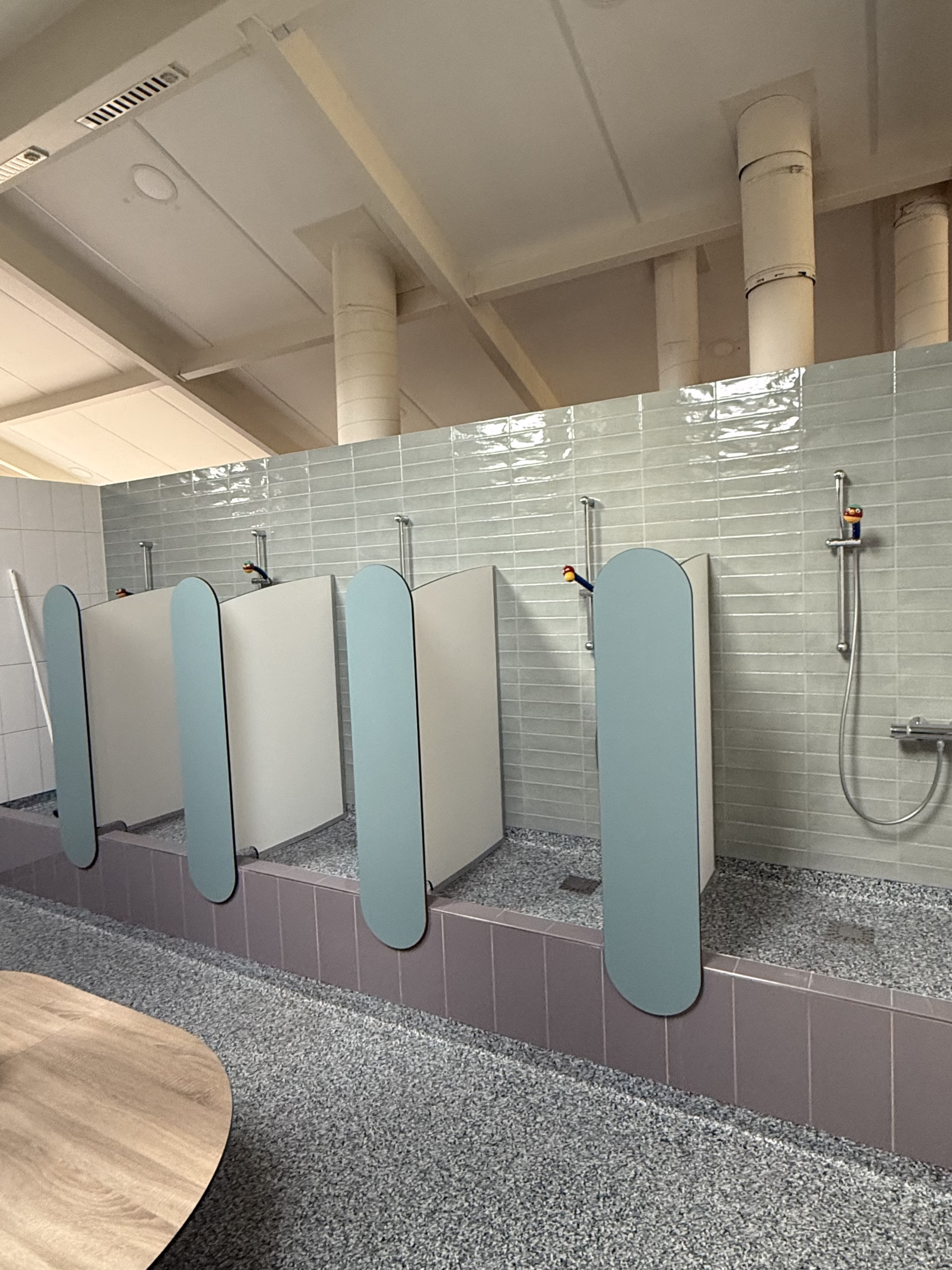 Kinderdouches met lage wanden en spetterschermen