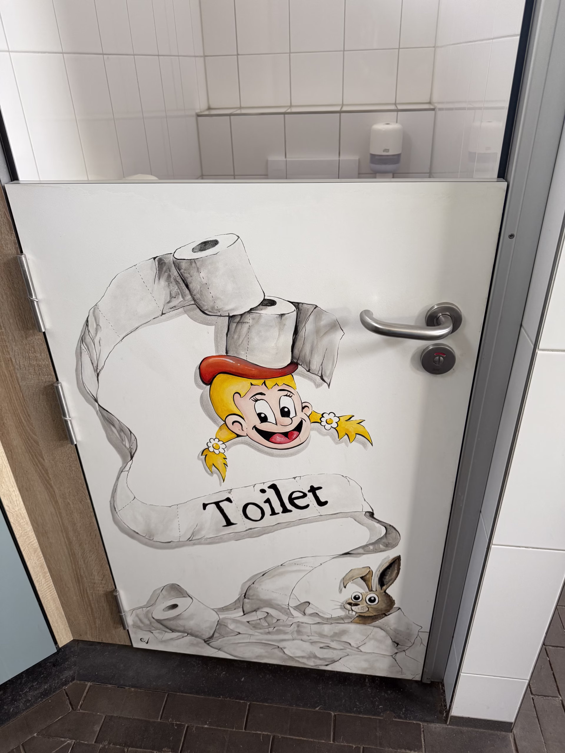 Overzicht strand en speeltoestellen met palmbomen