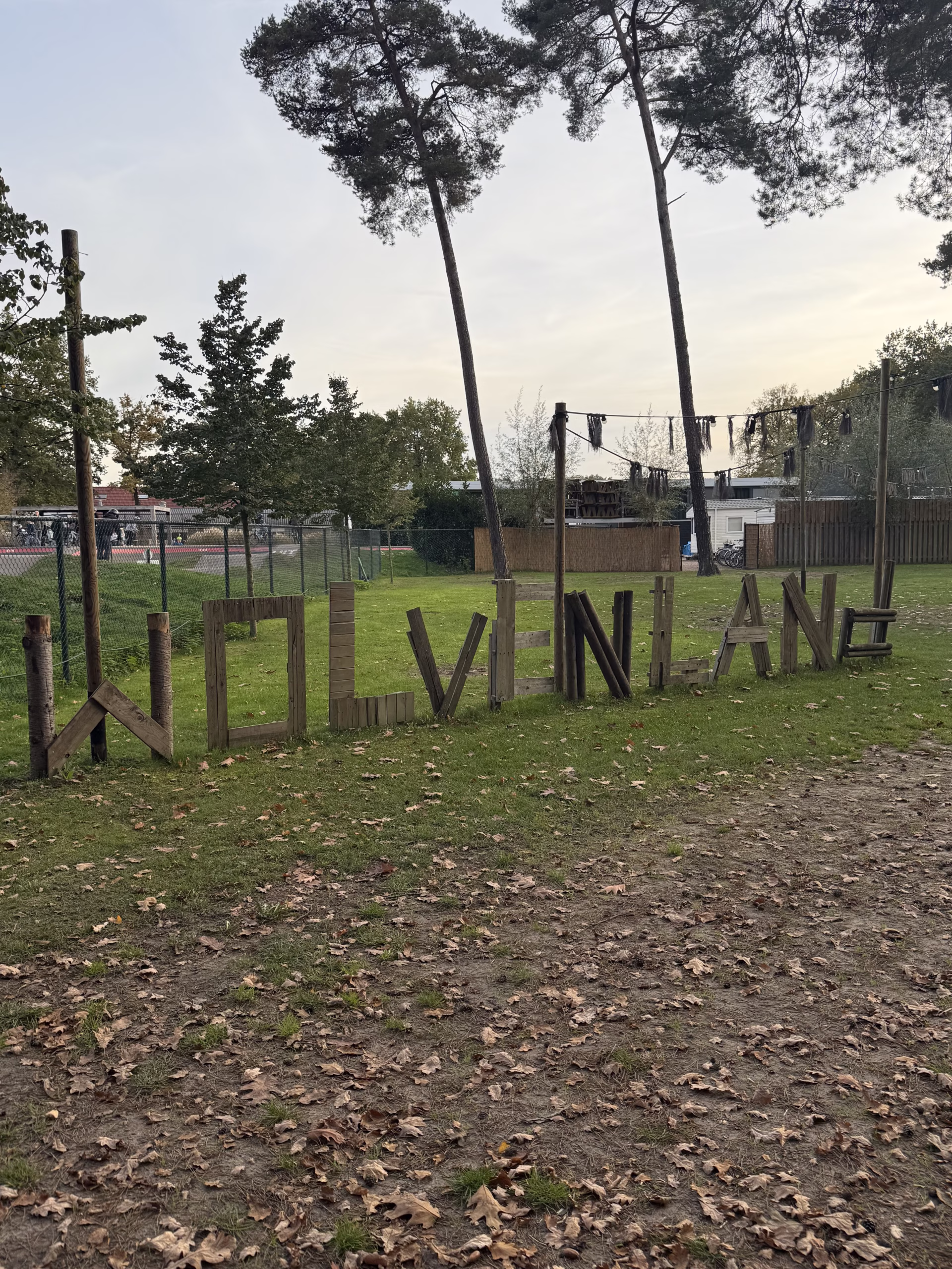 Houten letters WOLVENTUIN in de speeltuin