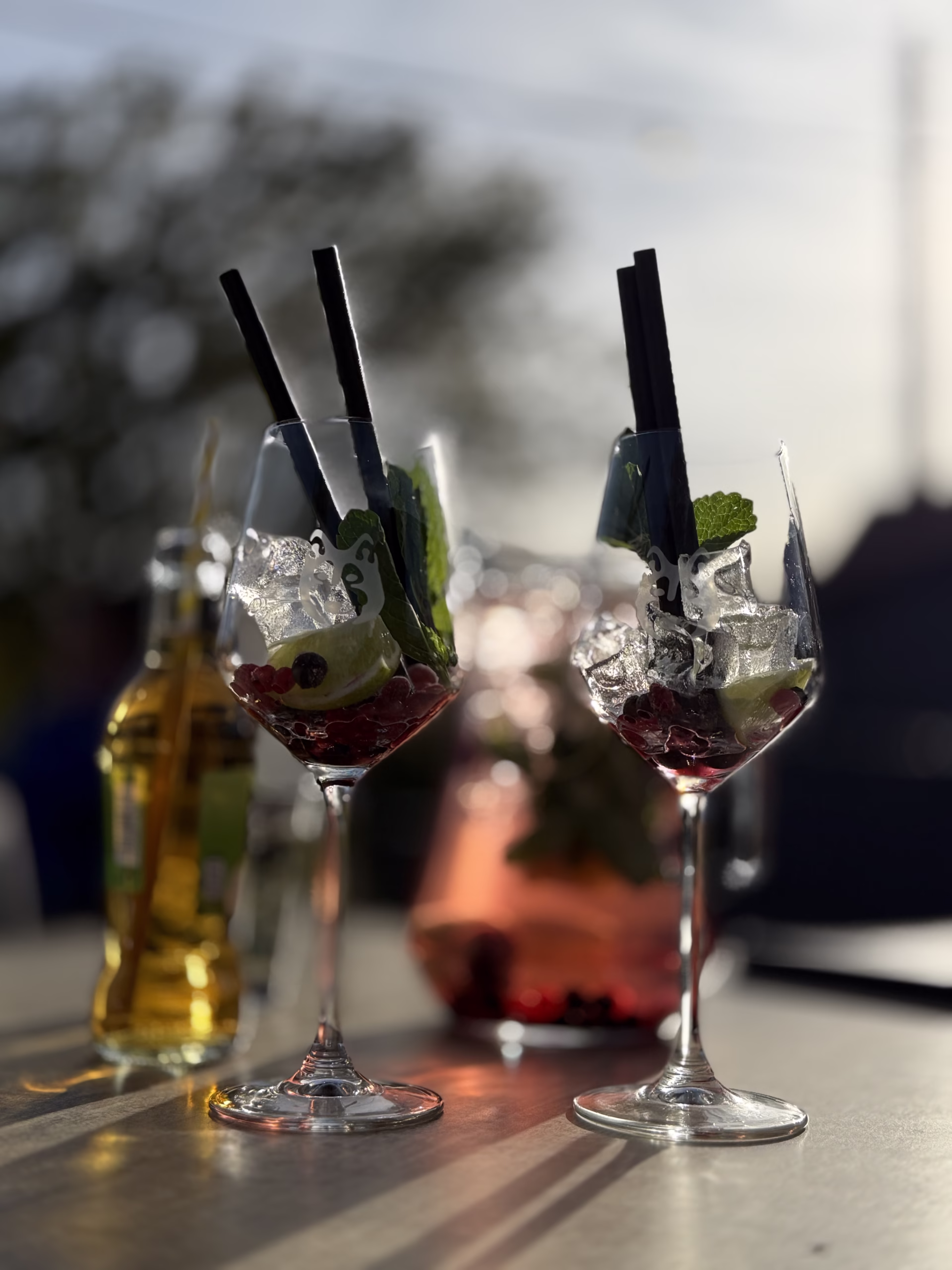 Twee drankjes in het zonlicht op een terras