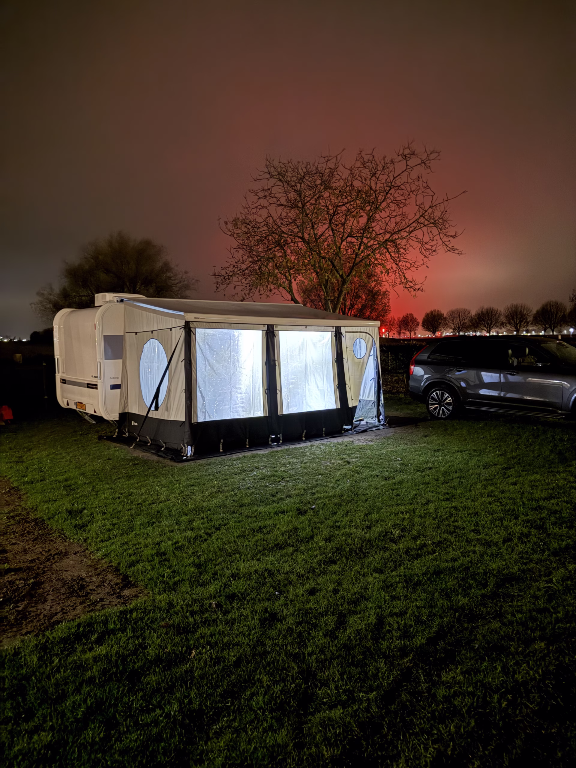 Avondfoto van de Travellife Scala luifeltent met warme verlichting binnen
