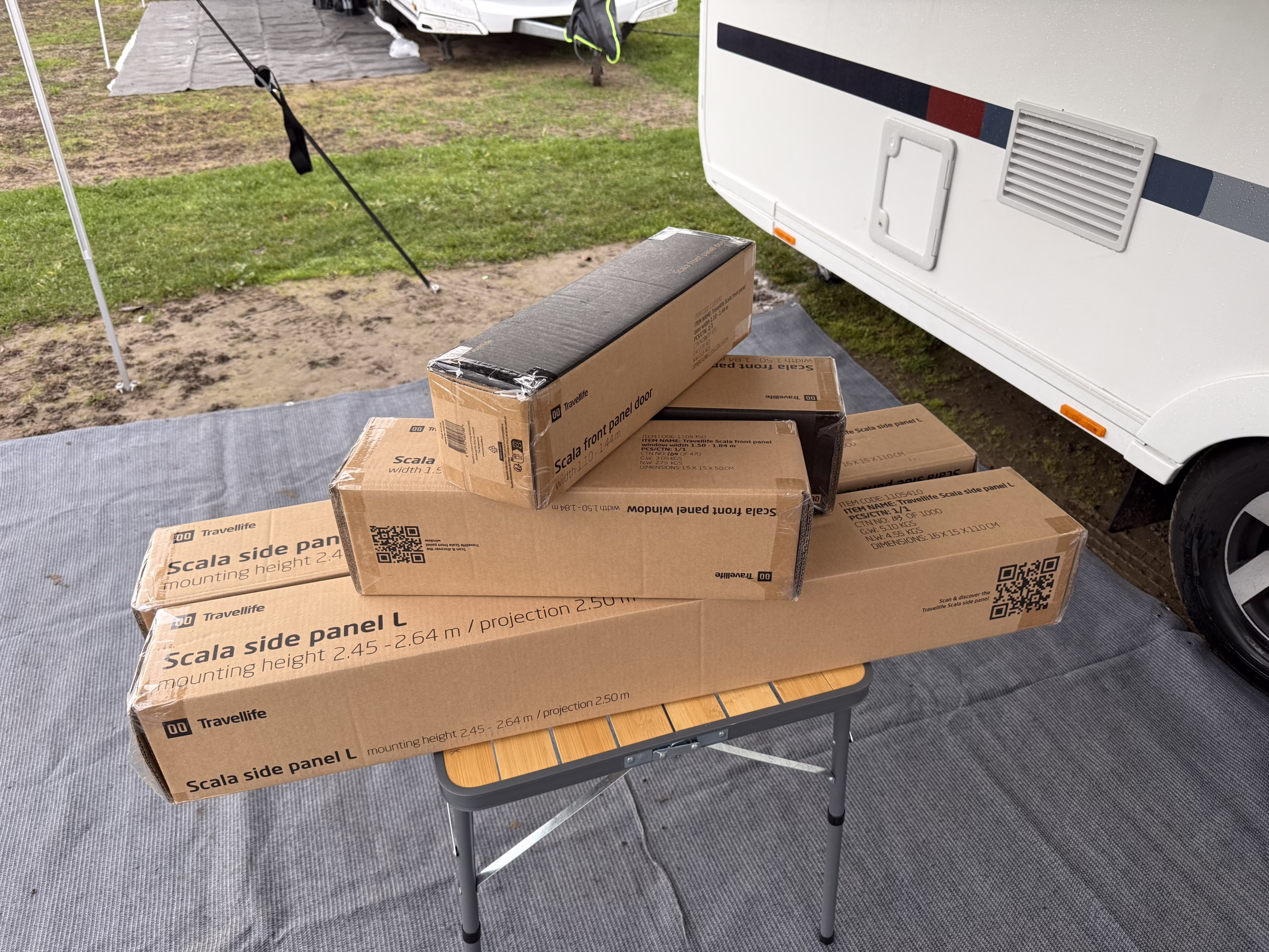 Travellife Scala luifeltent geleverd in dozen op tafel