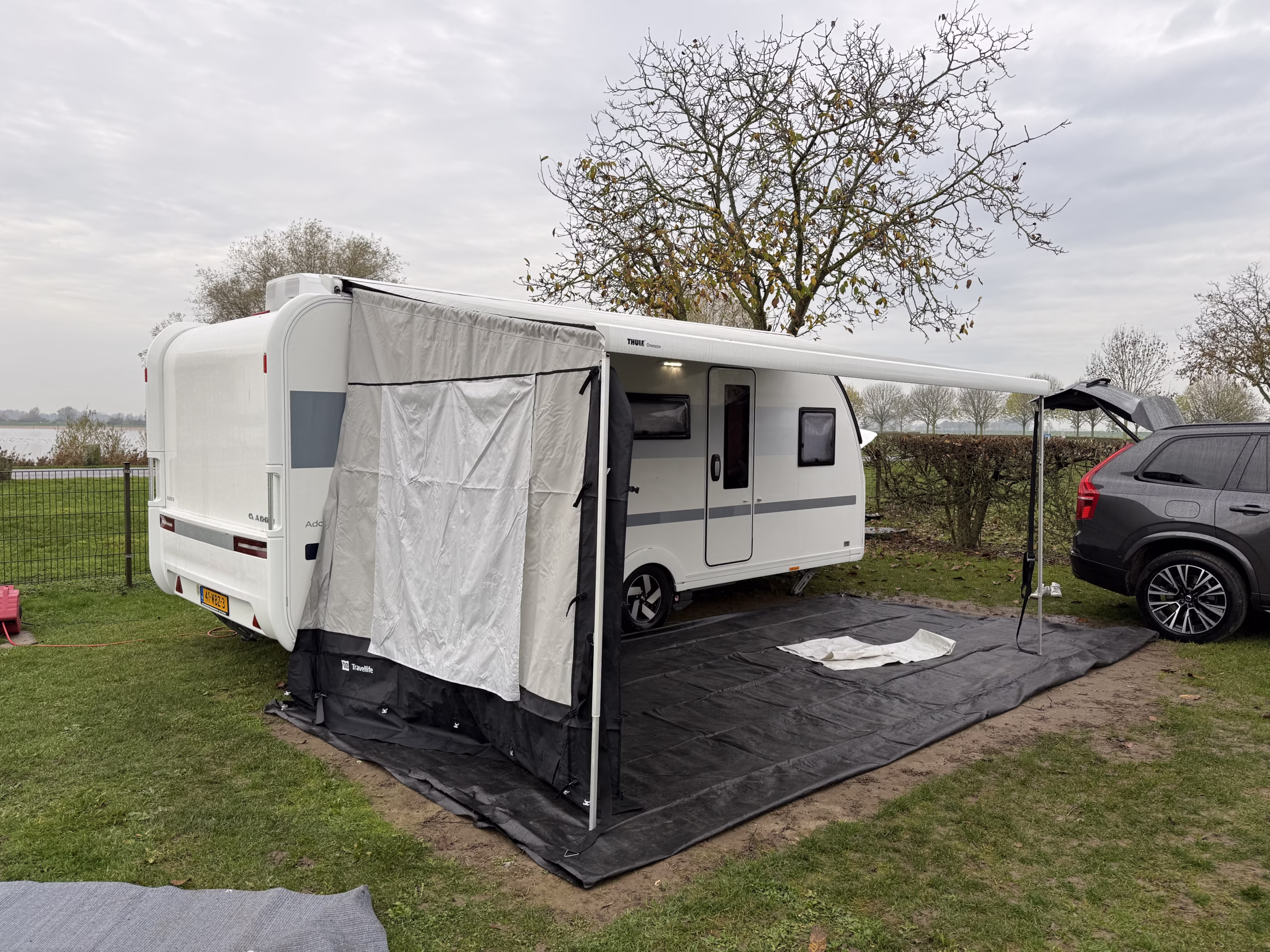 Travellife Scala luifeltent half opgebouwd naast caravan