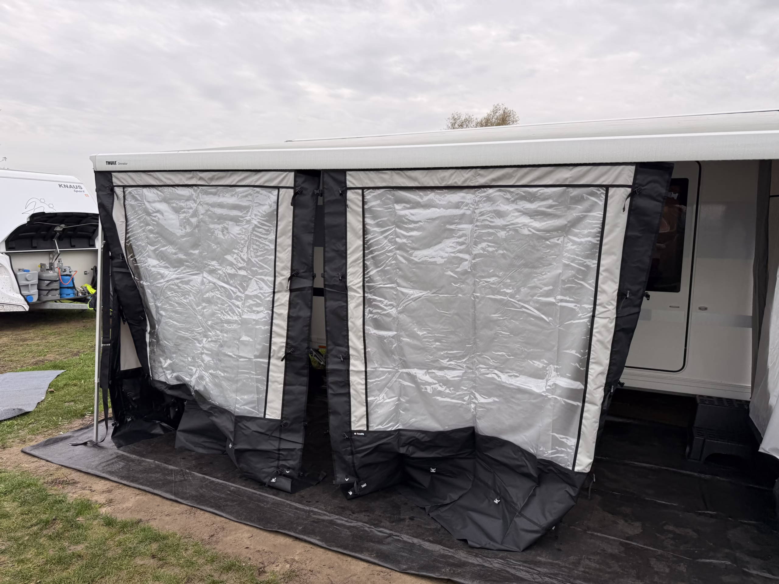 Opzetten van zijwand van de Travellife Scala luifeltent