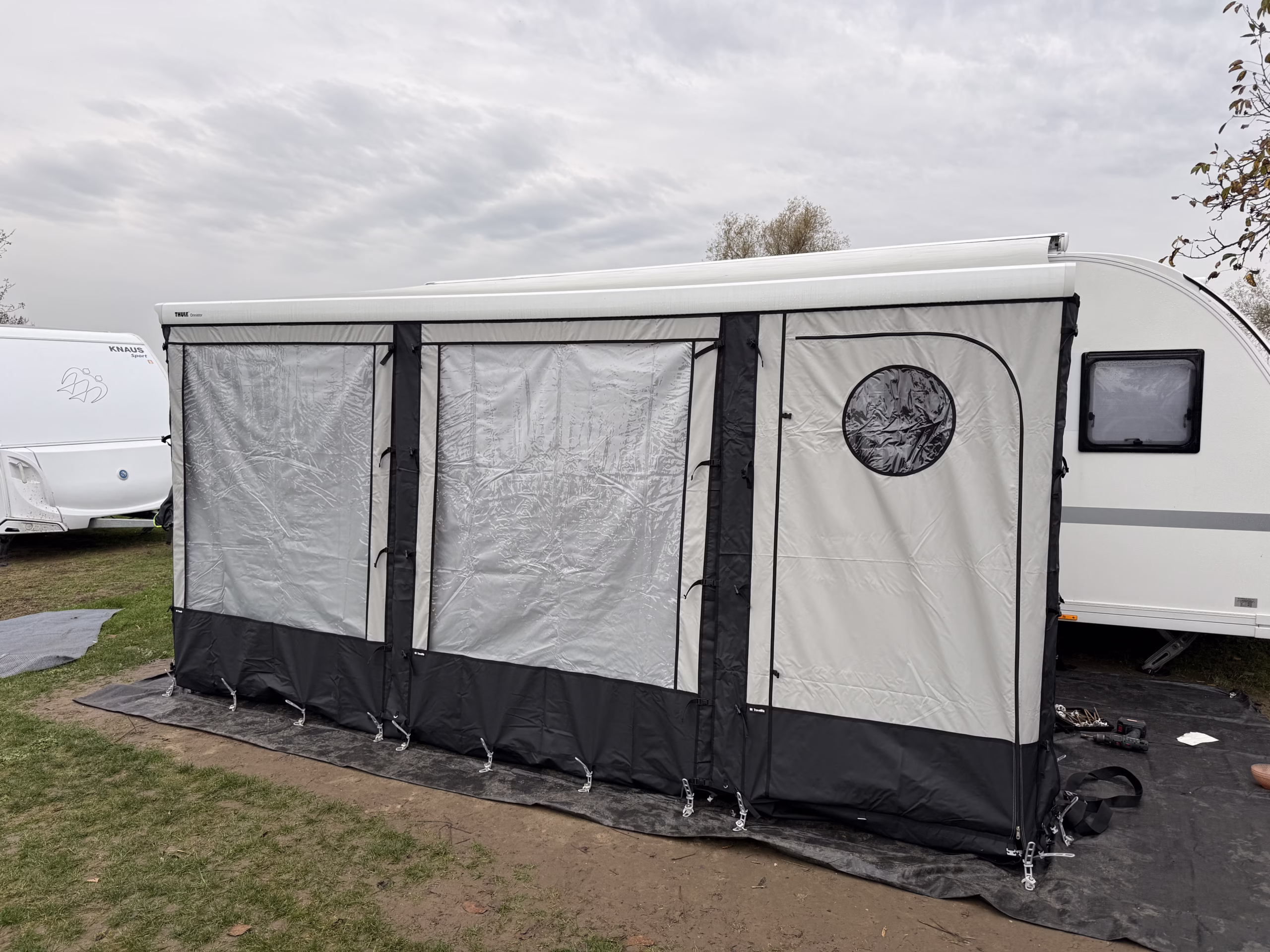 Voorzijde Travellife Scala luifeltent met ramen en deurpanelen