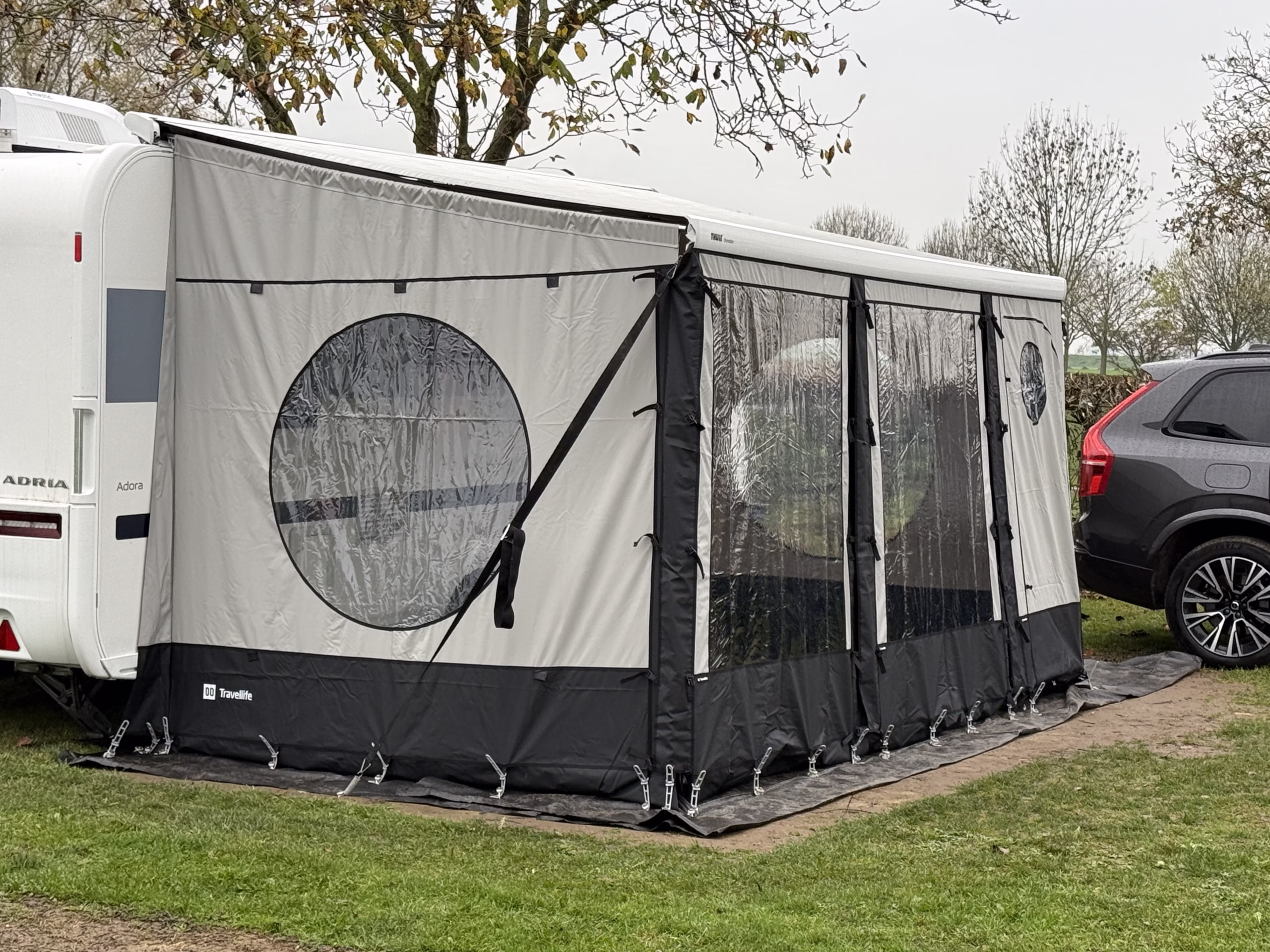 Travellife Scala luifeltent tijdens regen op de camping