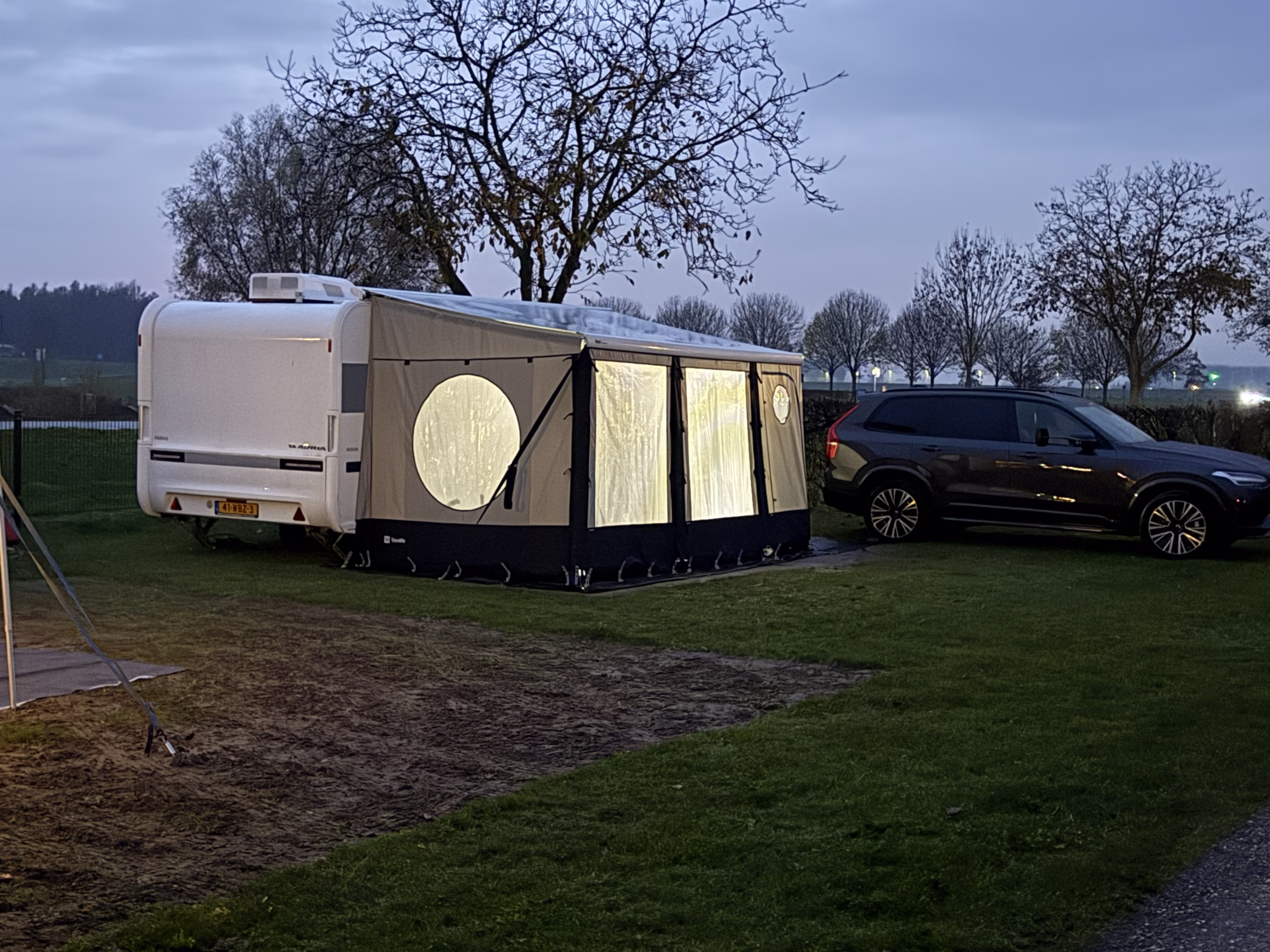 Travellife Scala luifeltent in de schemering naast de caravan